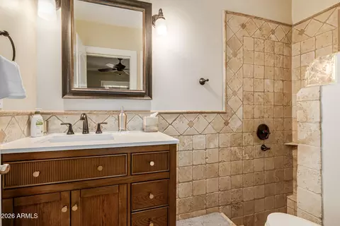 Bath - 5655 N 4th St, Phoenix, AZ 85012 photo 6 of 11