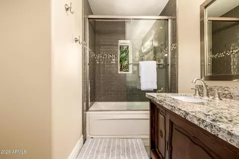 Bath - 5655 N 4th St, Phoenix, AZ 85012 photo 9 of 11