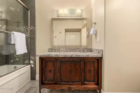 Bath - 5655 N 4th St, Phoenix, AZ 85012 photo 8 of 11