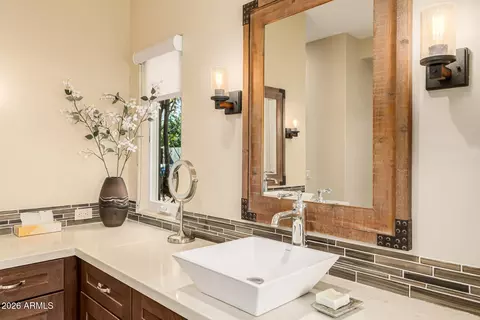 Bath - 5655 N 4th St, Phoenix, AZ 85012 photo 5 of 11