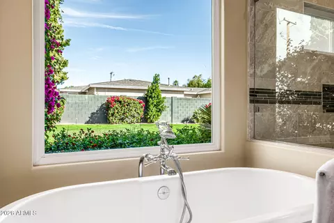 Bath - 5655 N 4th St, Phoenix, AZ 85012 photo 4 of 11
