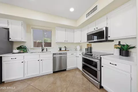 Kitchen - 516 W Smoke Tree Rd, Gilbert, AZ 85233 photo 5 of 5