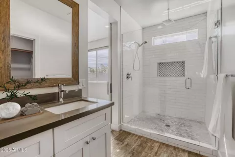 Bath - 1005 E Weldon Ave, Phoenix, AZ 85014 photo 2 of 6