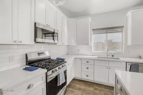 Kitchen - 1005 E Weldon Ave, Phoenix, AZ 85014 photo 3 of 3