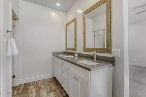 Bath - 1005 E Weldon Ave, Phoenix, AZ 85014 photo 1 of 6