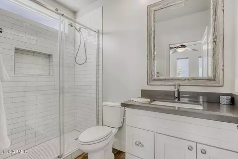 Bath - 1005 E Weldon Ave, Phoenix, AZ 85014 photo 4 of 6