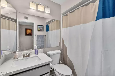 Bath - 934 E Becker Ln, Phoenix, AZ 85020 photo 2 of 2