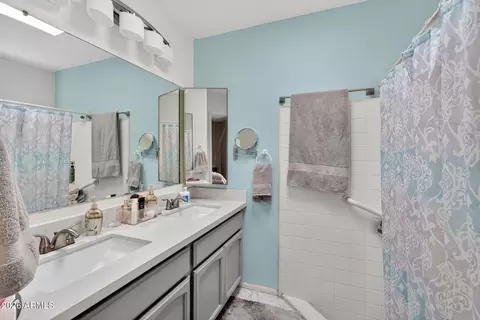 Bath - 934 E Becker Ln, Phoenix, AZ 85020 photo 1 of 2