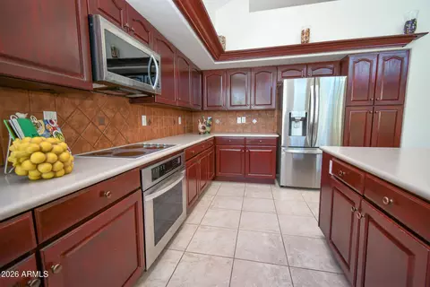 Kitchen - 519 E Hiddenview Dr, Phoenix, AZ 85048 photo 4 of 5