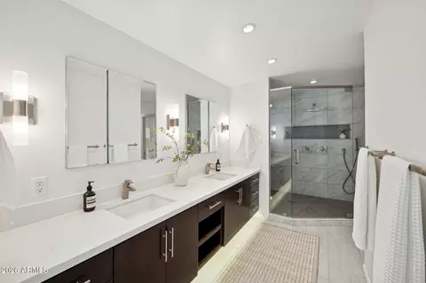 Bath - 5735 N 11th St, Phoenix, AZ 85014 photo 1 of 4