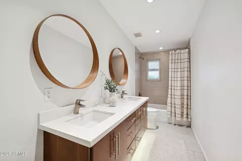Bath - 5735 N 11th St, Phoenix, AZ 85014 photo 3 of 4