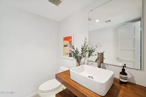 Bath - 5735 N 11th St, Phoenix, AZ 85014 photo 2 of 4