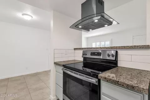 Kitchen - 4615 E Jones Ave, Phoenix, AZ 85040 photo 4 of 5