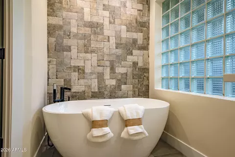 Bath - 5919 N 45th St, Phoenix, AZ 85018 photo 8 of 9