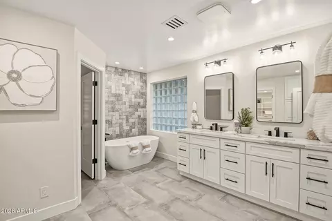 Bath - 5919 N 45th St, Phoenix, AZ 85018 photo 3 of 9