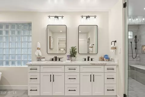 Bath - 5919 N 45th St, Phoenix, AZ 85018 photo 4 of 9