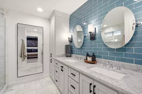 Bath - 2115 E State Ave, Phoenix, AZ 85020 photo 1 of 4