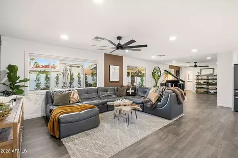 Living - 2115 E State Ave, Phoenix, AZ 85020 photo 1 of 3