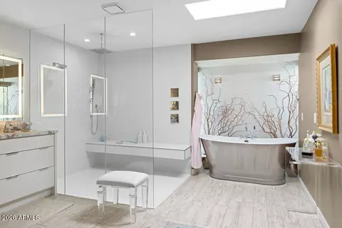 Bath - 2502 E Montebello Ave, Phoenix, AZ 85016 photo 1 of 5