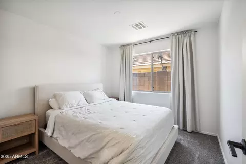 Bedroom - 4440 E Tether Trl, Phoenix, AZ 85050 photo 4 of 4