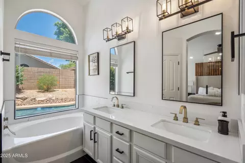 Bath - 4440 E Tether Trl, Phoenix, AZ 85050 photo 1 of 4