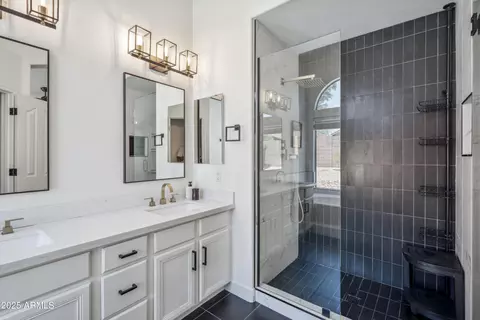 Bath - 4440 E Tether Trl, Phoenix, AZ 85050 photo 3 of 4