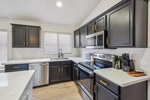 Kitchen - 4440 E Tether Trl, Phoenix, AZ 85050 photo 2 of 3