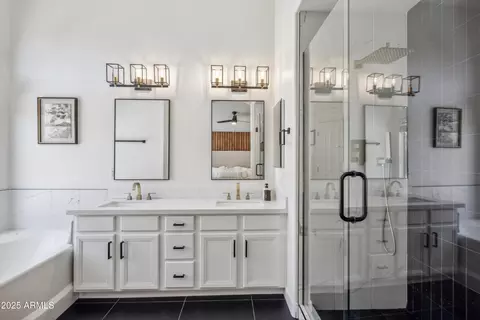 Bath - 4440 E Tether Trl, Phoenix, AZ 85050 photo 2 of 4