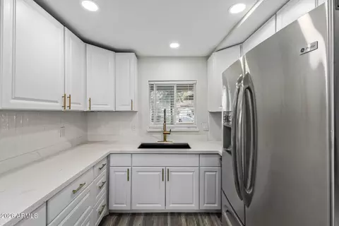 Kitchen - 10828 N Biltmore Dr #162, Phoenix, AZ 85029 photo 2 of 2