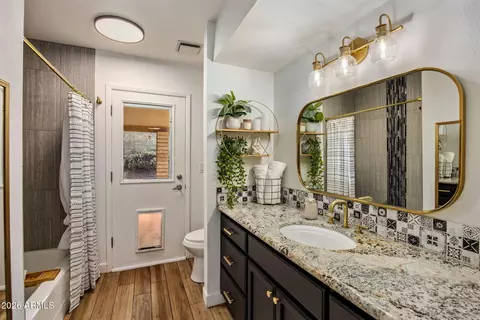 Bath - 525 W Willow Ave, Phoenix, AZ 85029 photo 3 of 3
