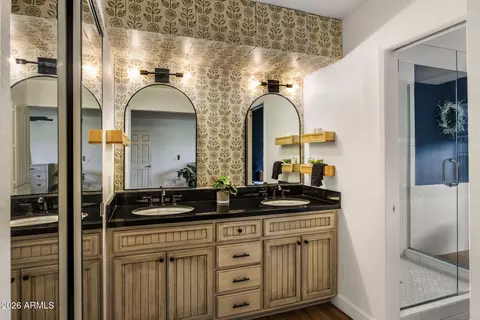 Bath - 525 W Willow Ave, Phoenix, AZ 85029 photo 1 of 3