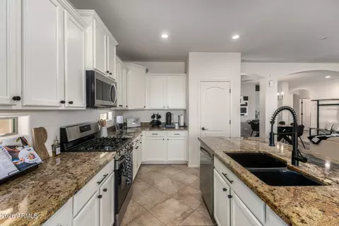 Kitchen - 590 E Raven Ct, Gilbert, AZ 85297 photo 3 of 4