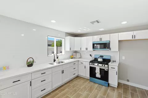 Kitchen - 4929 W Berkeley Rd, Phoenix, AZ 85035 photo 2 of 4