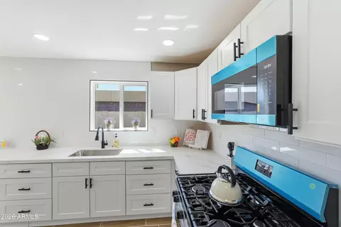 Kitchen - 4929 W Berkeley Rd, Phoenix, AZ 85035 photo 3 of 4