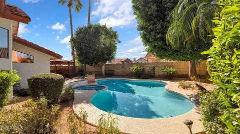 Exterior - 1843 E Sheena Dr, Phoenix, AZ 85022 photo 5 of 9