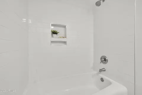 Bath - 6639 N Chatelaine Pl, Phoenix, AZ 85014 photo 6 of 6
