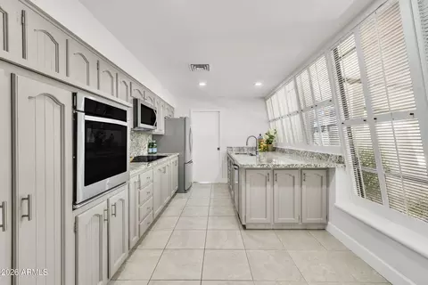 Kitchen - 6639 N Chatelaine Pl, Phoenix, AZ 85014 photo 1 of 4