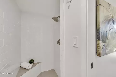 Bath - 6639 N Chatelaine Pl, Phoenix, AZ 85014 photo 3 of 6