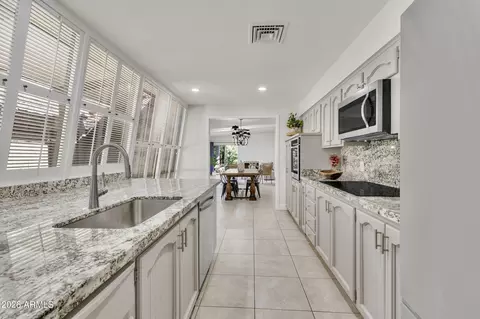 Kitchen - 6639 N Chatelaine Pl, Phoenix, AZ 85014 photo 2 of 4