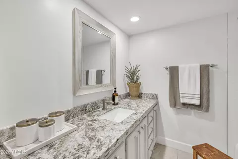 Bath - 6639 N Chatelaine Pl, Phoenix, AZ 85014 photo 4 of 6