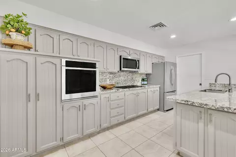 Kitchen - 6639 N Chatelaine Pl, Phoenix, AZ 85014 photo 3 of 4