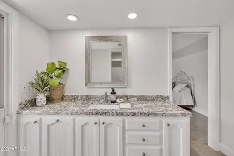Bath - 6639 N Chatelaine Pl, Phoenix, AZ 85014 photo 2 of 6
