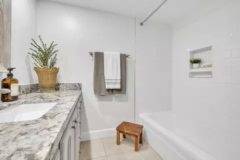 Bath - 6639 N Chatelaine Pl, Phoenix, AZ 85014 photo 5 of 6