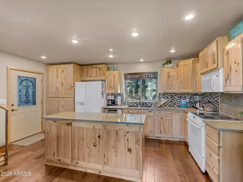 Kitchen - 6829 W Robbin Ln, Pine, AZ 85544 photo 2 of 2