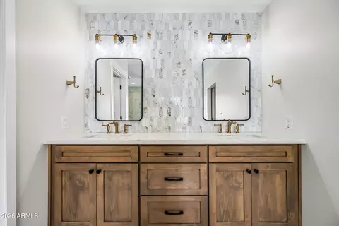 Bath - 4110 E Catalina Dr, Phoenix, AZ 85018 photo 4 of 7