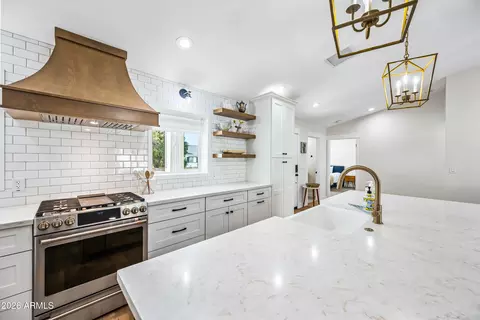 Kitchen - 4110 E Catalina Dr, Phoenix, AZ 85018 photo 9 of 10