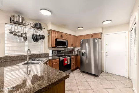Kitchen - 4122 E Mountain Vista Dr, Phoenix, AZ 85048 photo 2 of 3