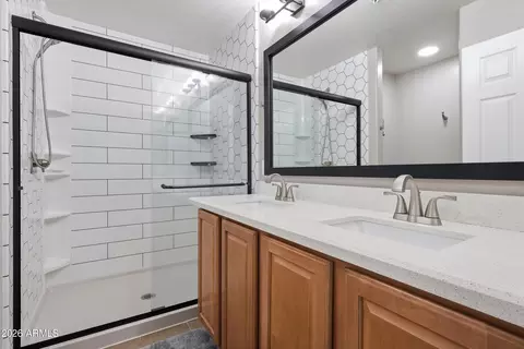 Bath - 3021 E Darrow St, Phoenix, AZ 85042 photo 2 of 4