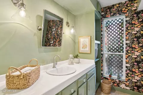 Bath - 3253 E Vogel Ave, Phoenix, AZ 85028 photo 2 of 5