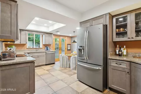 Kitchen - 3253 E Vogel Ave, Phoenix, AZ 85028 photo 4 of 5